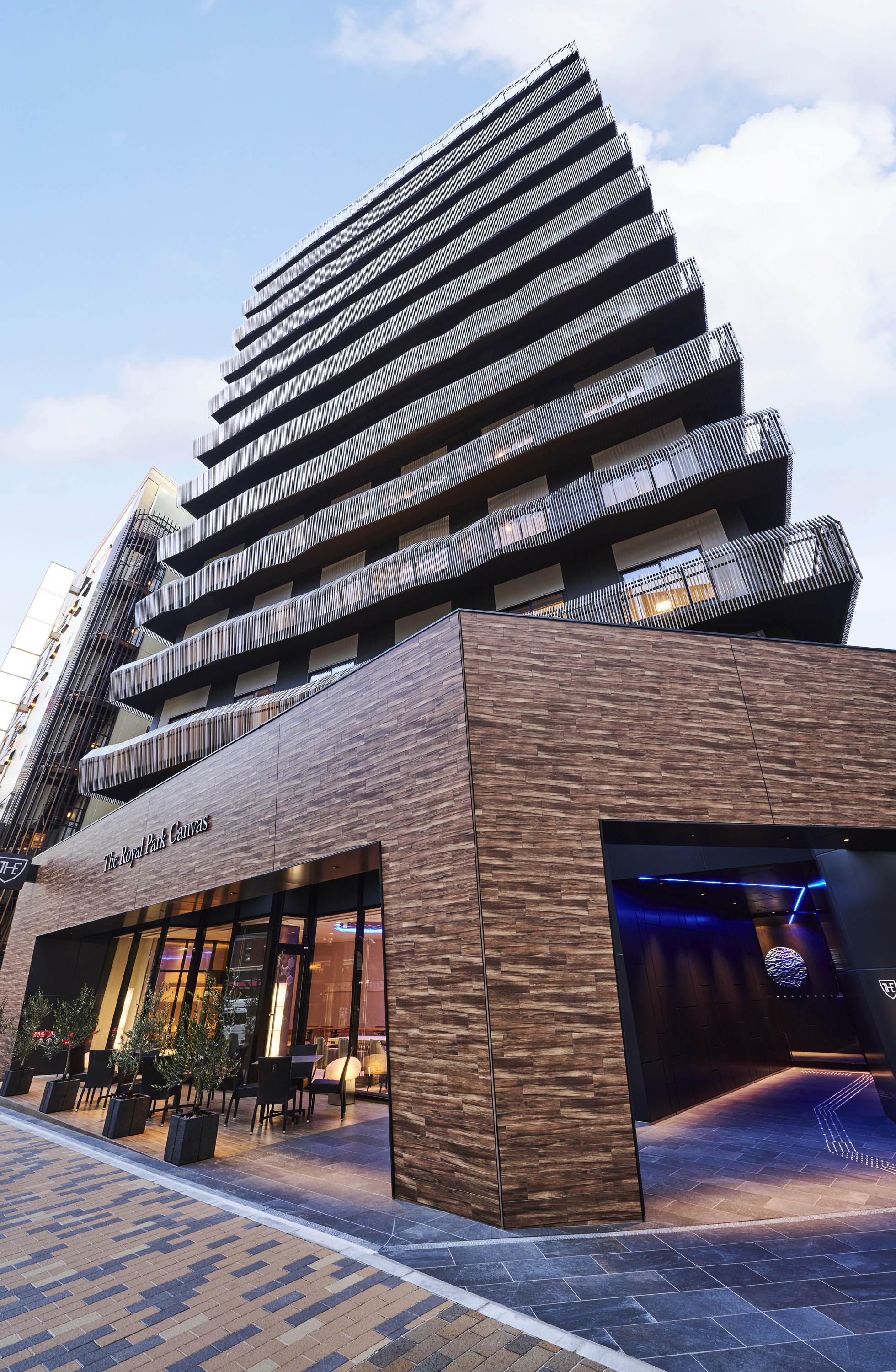 帆船をイメージしたホテル外観