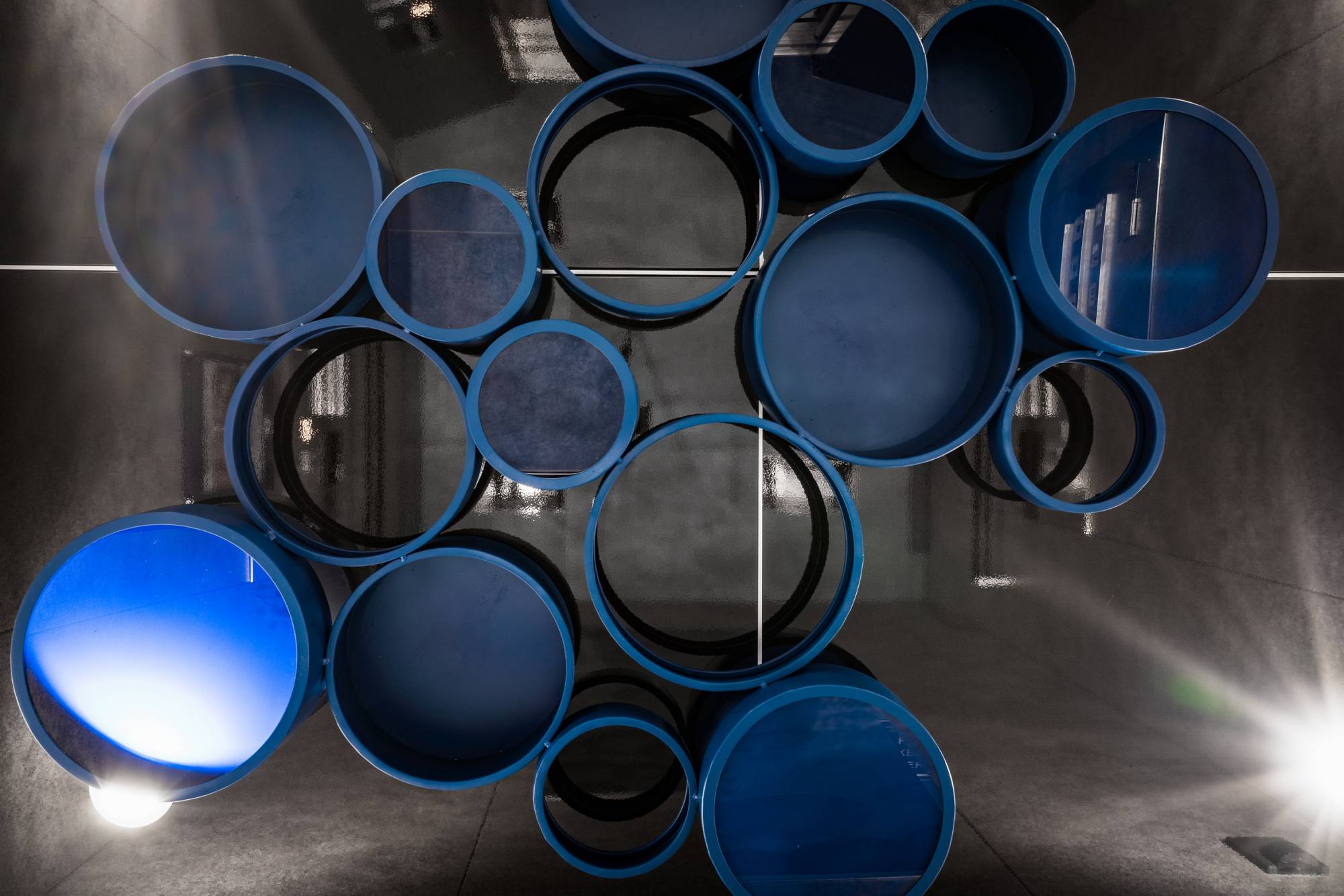 水中から見た泡にインスピレーションを得たアート