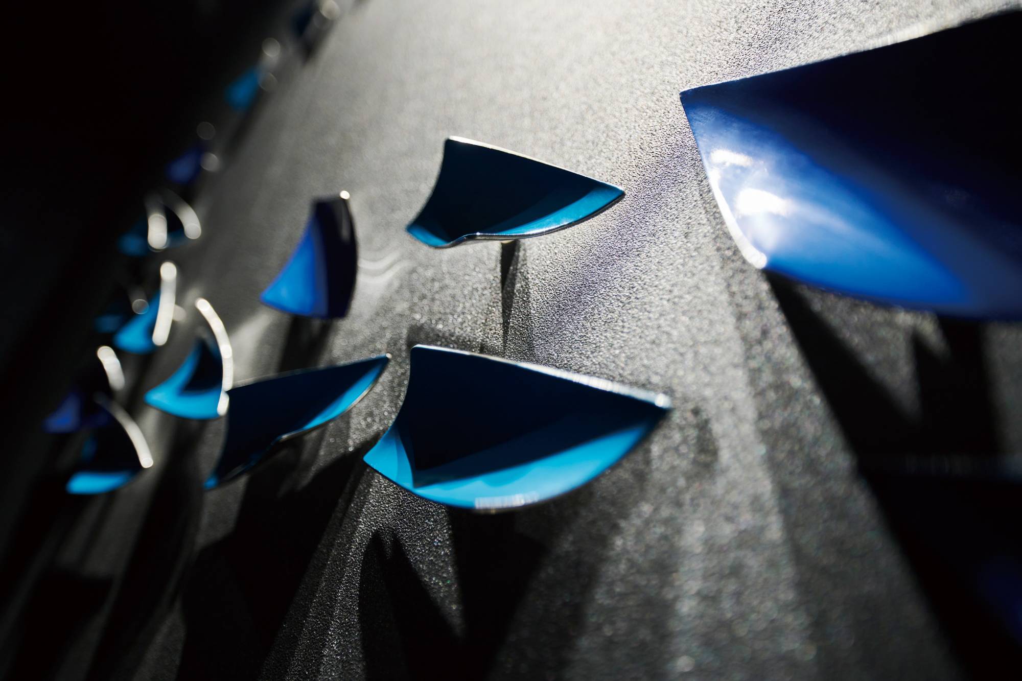 海を泳ぐ魚をイメージしたアート