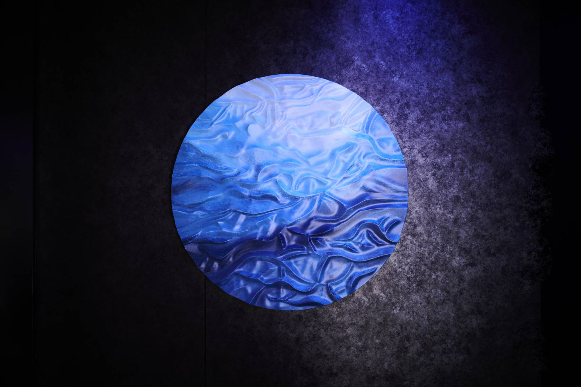 ゆらめく水面をイメージした、エントランスのアート