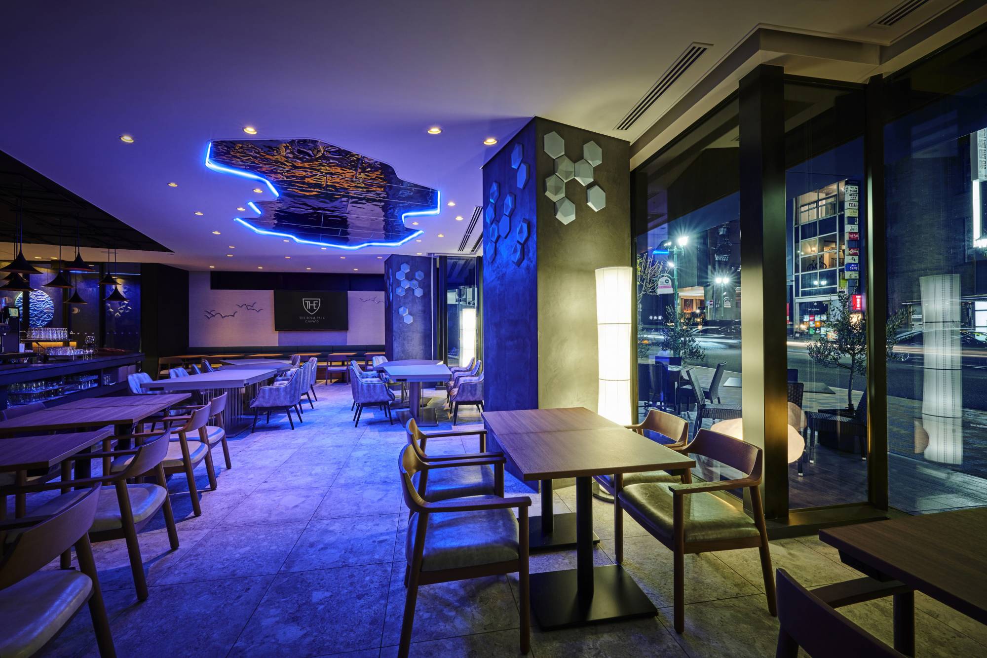 夜はチルアウトにぴったりの空間。 時にスローに、時にはエキサイティングに。 クラフトビールや、地元・神戸の名産品、灘の日本酒と共に、FUN（楽しい）なひとときを。