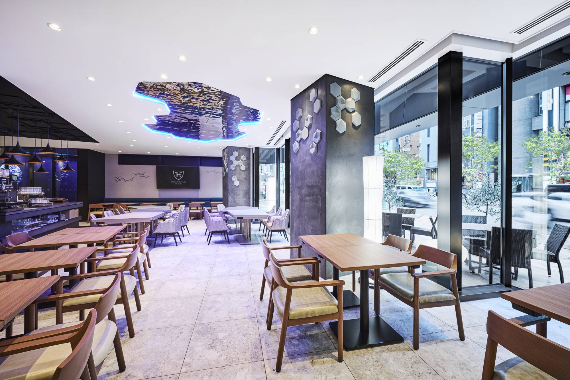 港町・神戸は、ヨーロッパから伝わった洋菓子やパンの歴史が長く、それに合わせて紅茶の文化も豊かな街。 キャンバスラウンジでも、神戸の紅茶専門店「ラクシュミー」の「極上はちみつ紅茶®」や、紅茶とドライフルーツと合わせたフルーツティーなど、神戸の街を感じるドリンクをご用意しています。