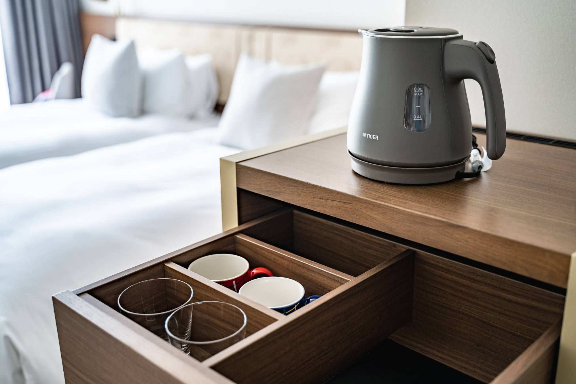 客室には湯沸かしポットとグラス、マグカップをご用意。