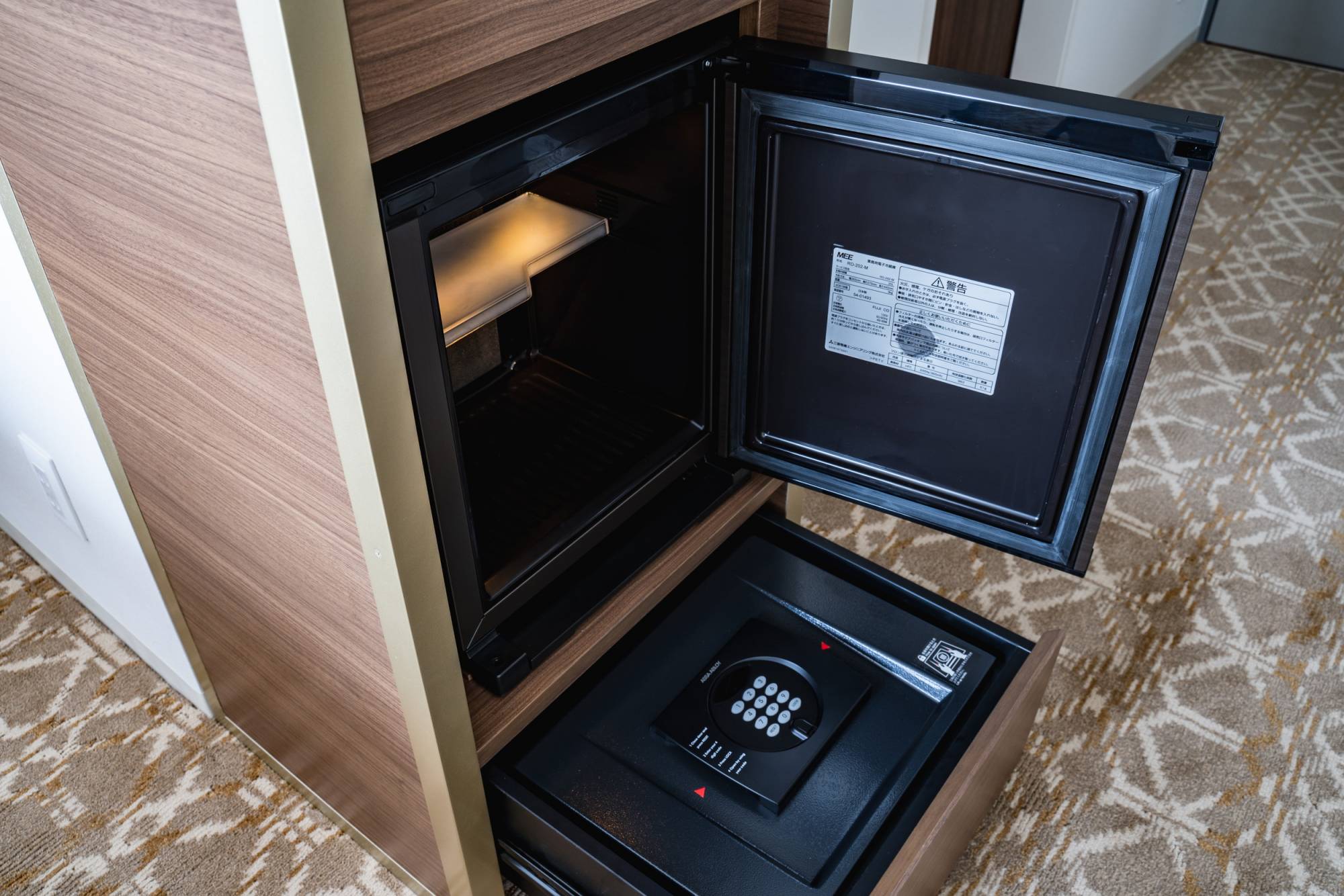 ご自由にお使いいただける空の冷蔵庫と、客室内金庫