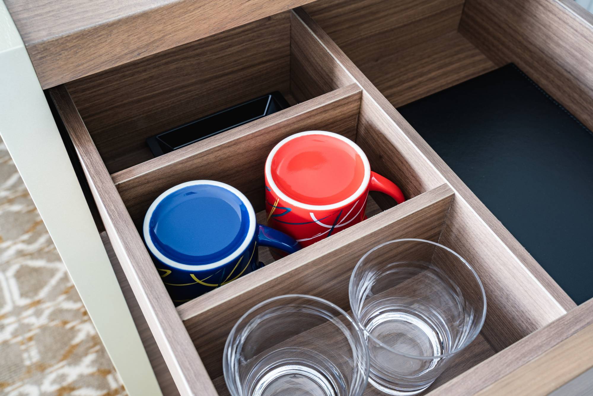 客室内のマグカップとグラス。マグカップはフロントで販売もしています。