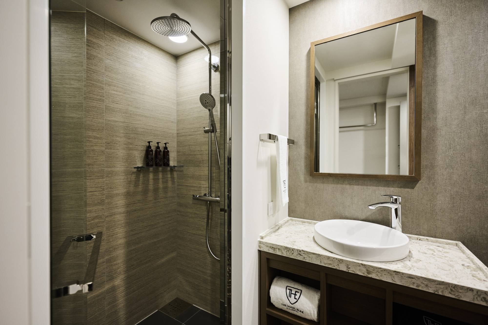 コンフォート ダブルとスタンダードはシャワーブースのみです。