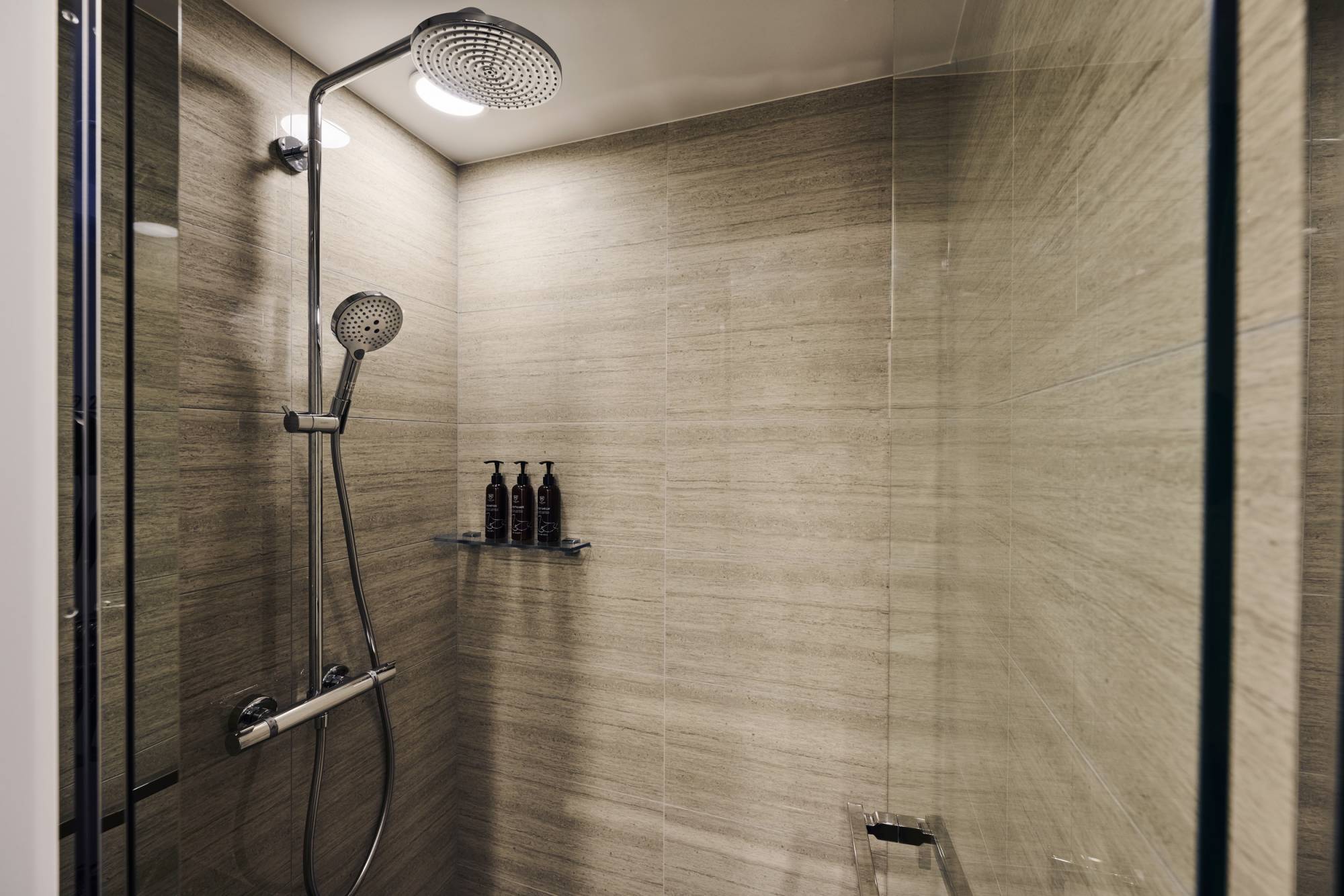 シャワーブース（コンフォート ダブルとスタンダード）