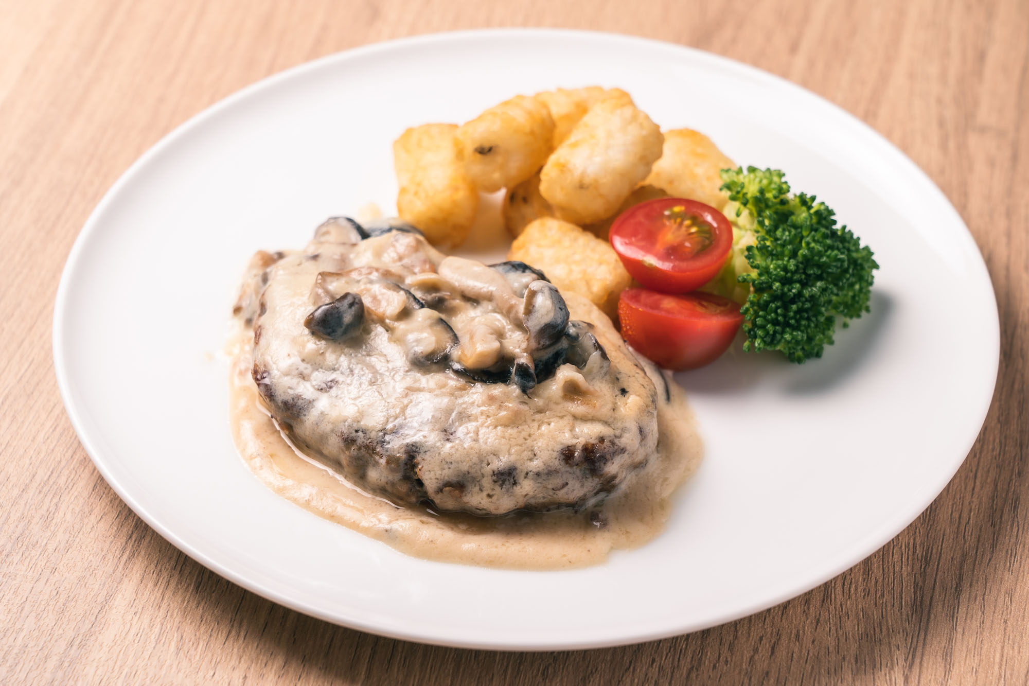 ハンバーグ（きのこクリームソース）