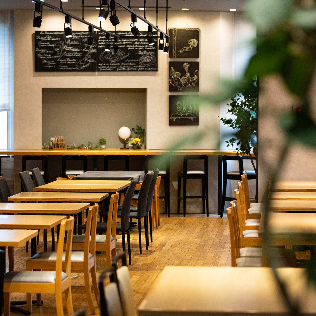 オープンキッチンの明るいカジュアルダイニング