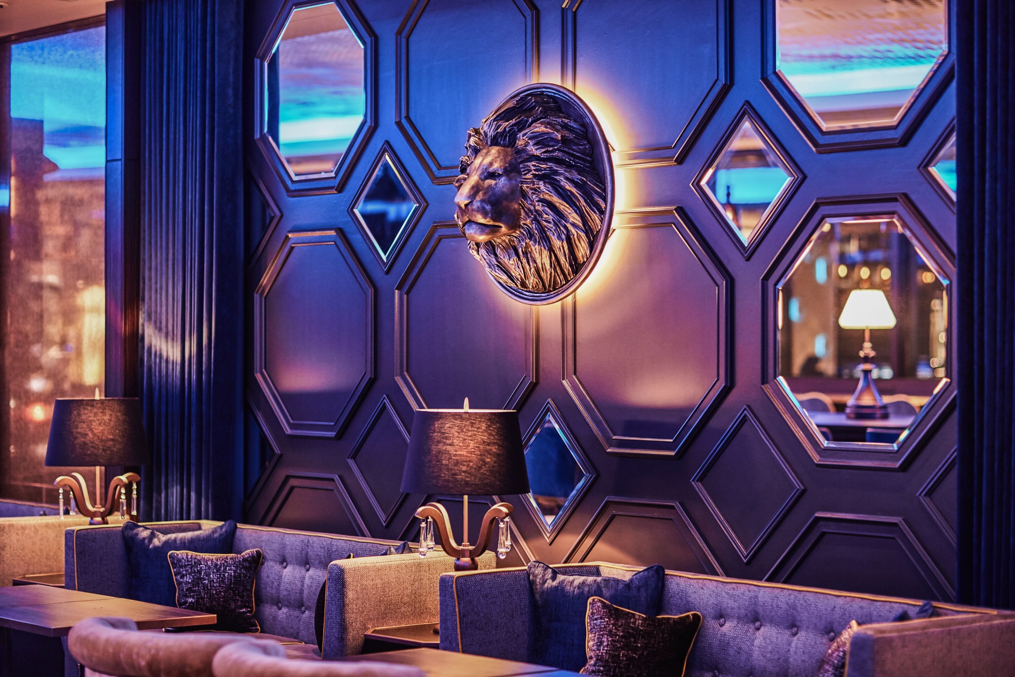 北浜の象徴であるライオンも、キャンバスラウンジに