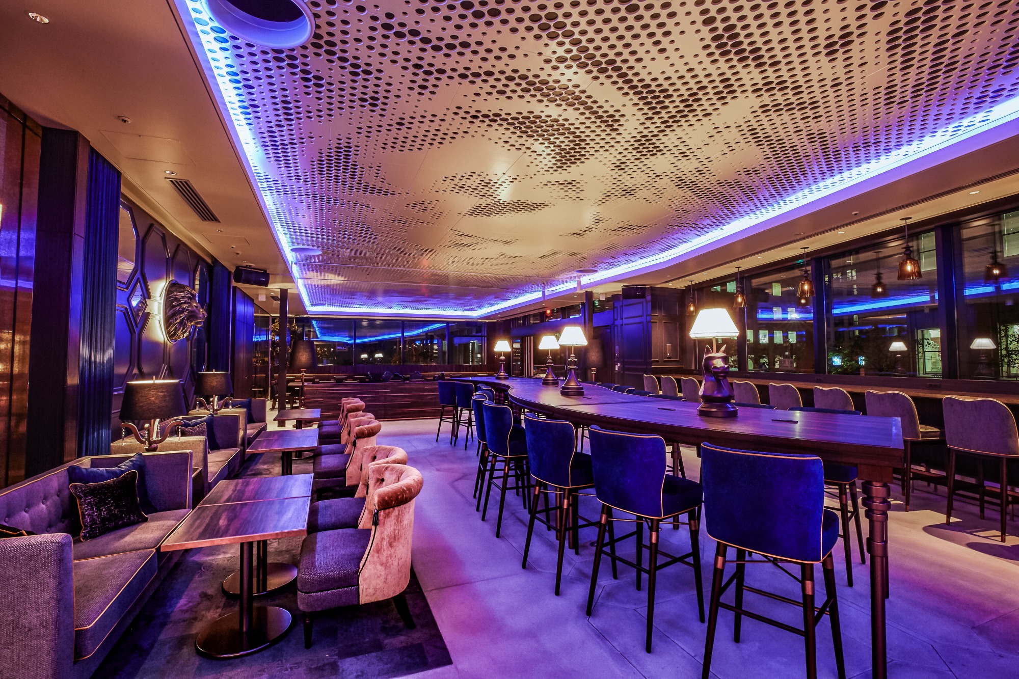 夜はネオンがきらめき、華やかなムードに