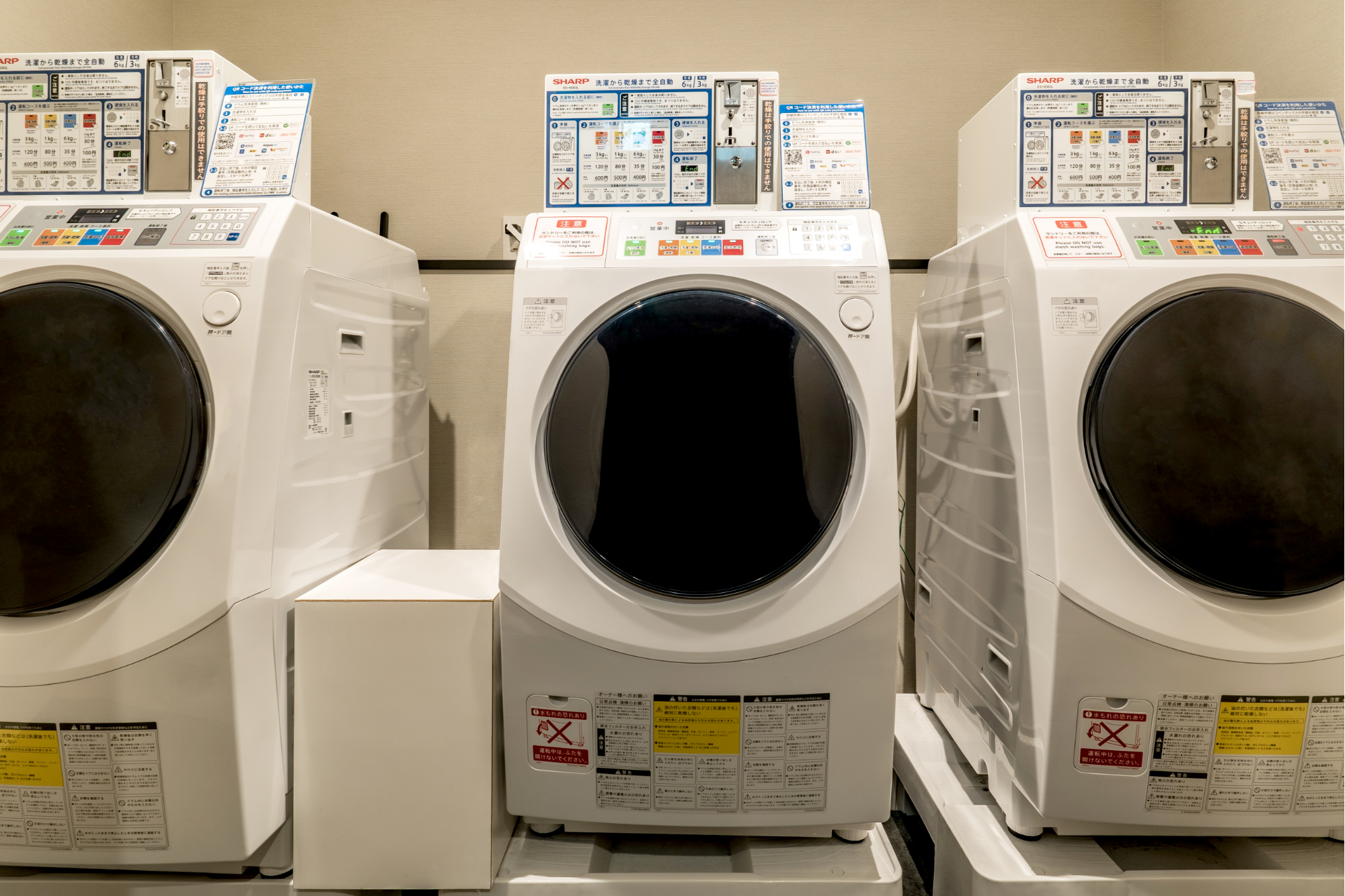 長期のご滞在に便利なコインランドリー。ご利用状況は、お部屋のテレビでもご確認いただけます。洗剤は自動で投入されるので、ご用意いただく必要はございません。