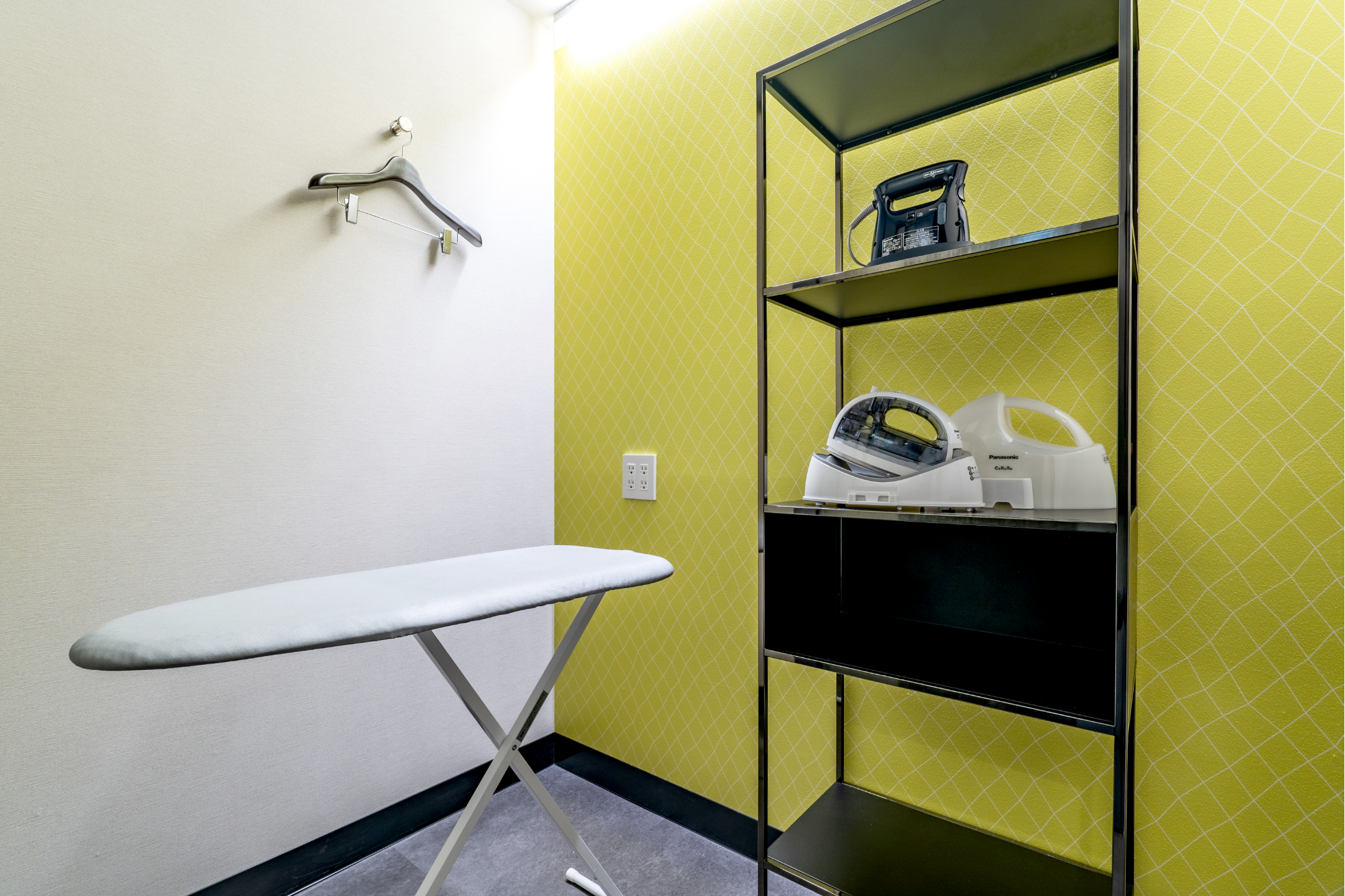 アイロン・アイロン台を備えたお部屋を各客室フロアにご用意しています。