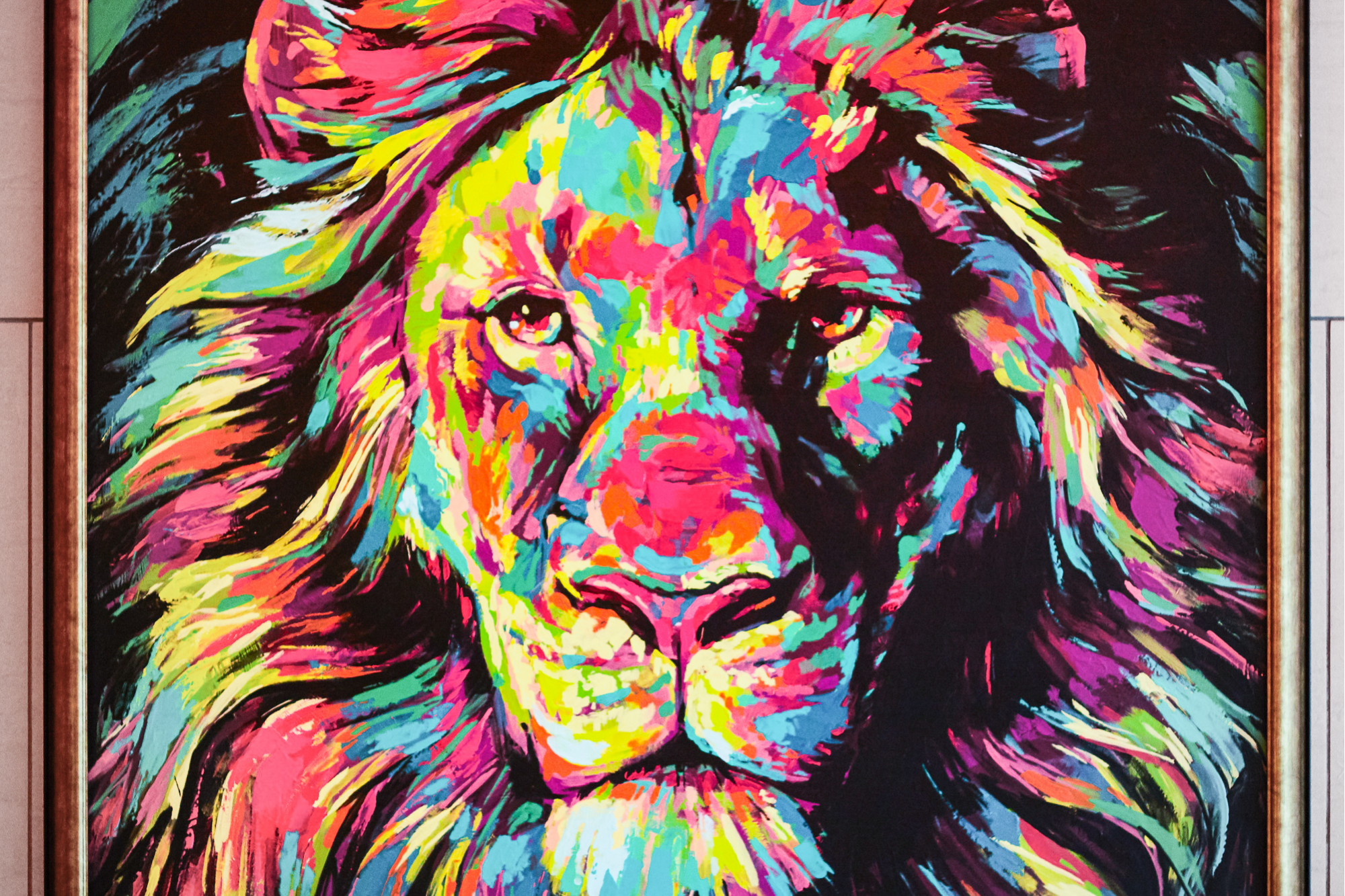 エントランスのあざやかなライオンは人気フォトスポットのひとつ