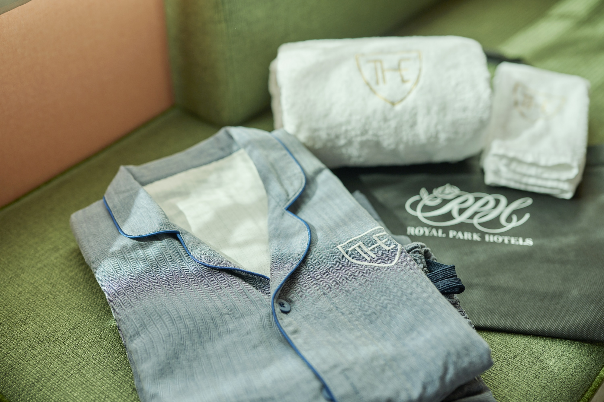 パジャマ、タオル、手提げ袋