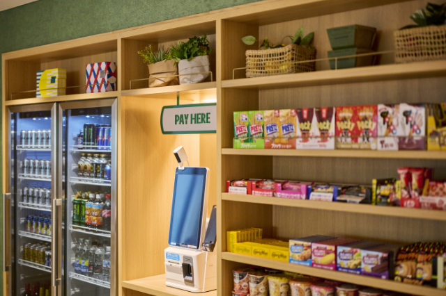 SNACK & DRINK STATION