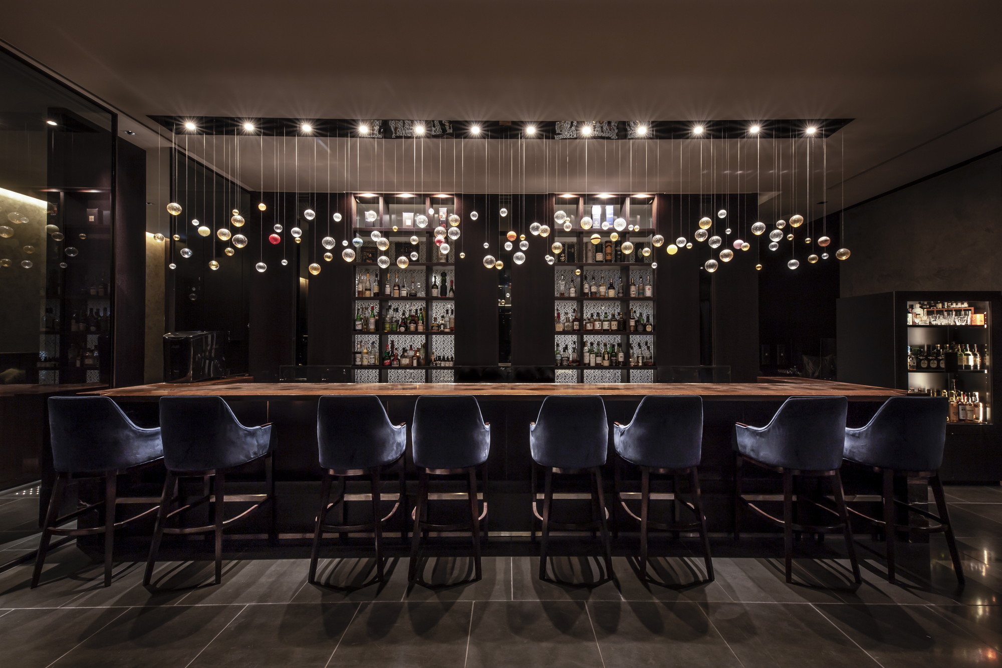 バー・ラウンジ「THE BAR」