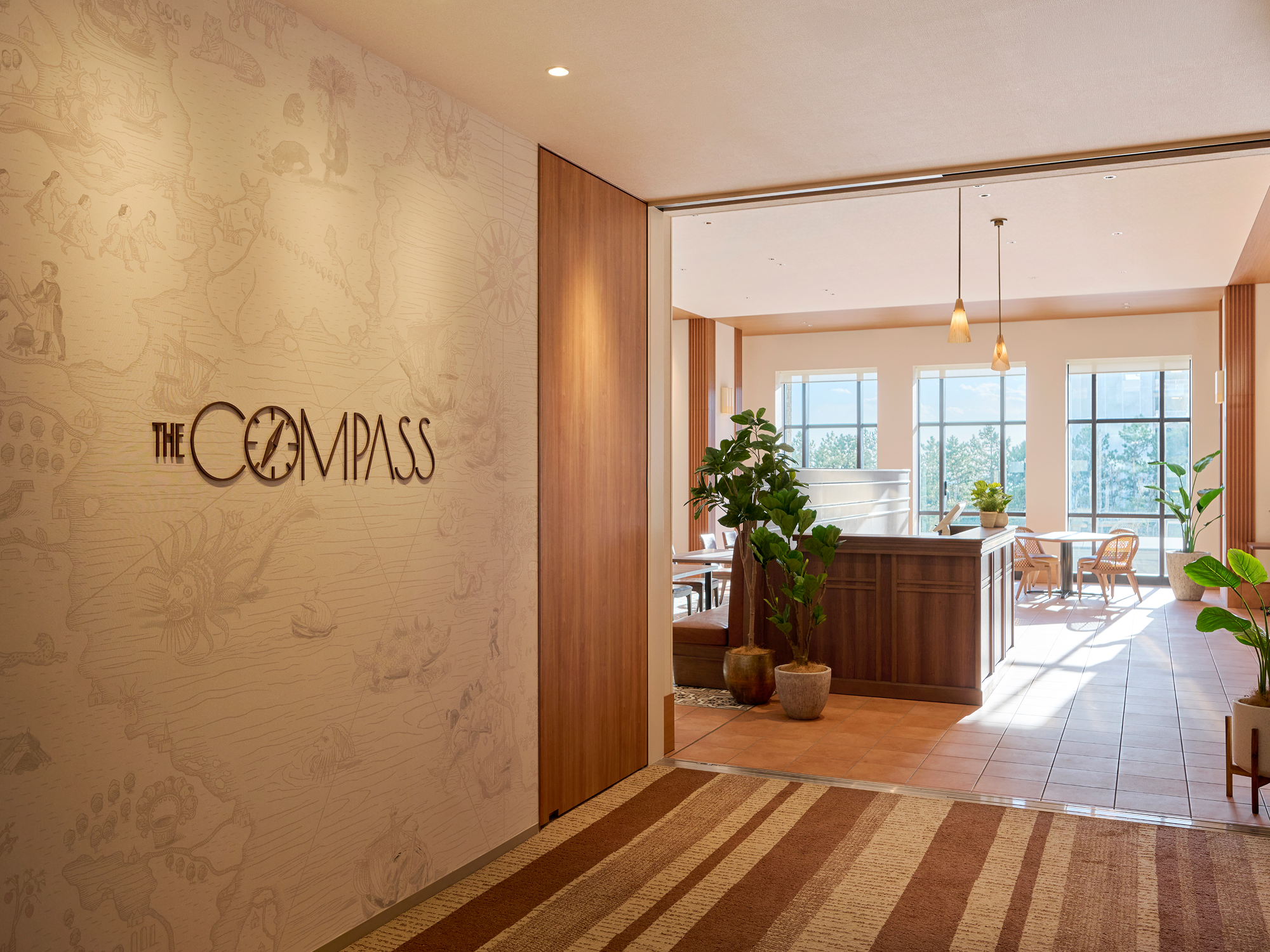 レストラン「THE COMPASS」